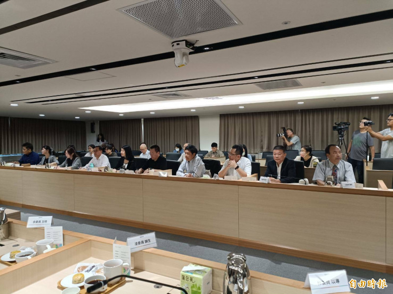 最低工資審議會議即將在9月26日舉行,圖為去年會議。(記者李靚慧攝)