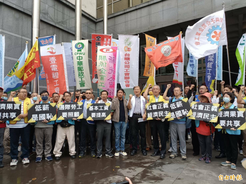 最低工資審議會議26日將舉行，因10月起電價又要漲，勞團要求調幅務必「確保弱勢勞工購買力」，此為112年基本工資審議會前（記者李靚慧攝）