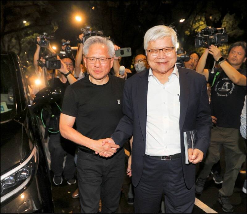 輝達入股英特爾，外界認為，台積電先進製程訂單並不會受到實質衝擊。圖為輝達執行長黃仁勳與台積電董事長魏哲家（右）合影。（中央社資料照）