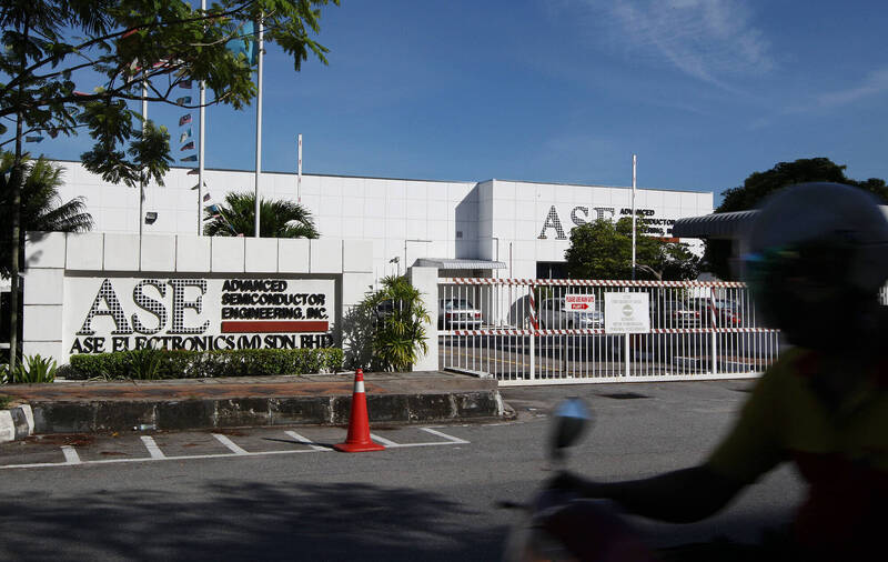 馬來西亞檳城峇六拜自由工業區的日月光工廠。（資料照，彭博）