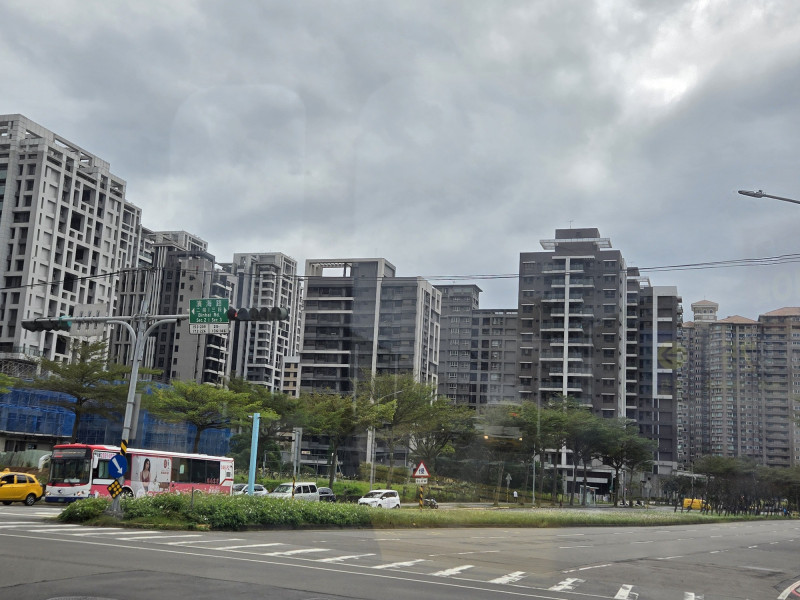 新北市今年第2季住宅價格指數呈現平穩，整體開發區受到信用管制措施影響，市場趨於保守觀望。圖為淡海新市鎮一帶。（記者賴筱桐攝）