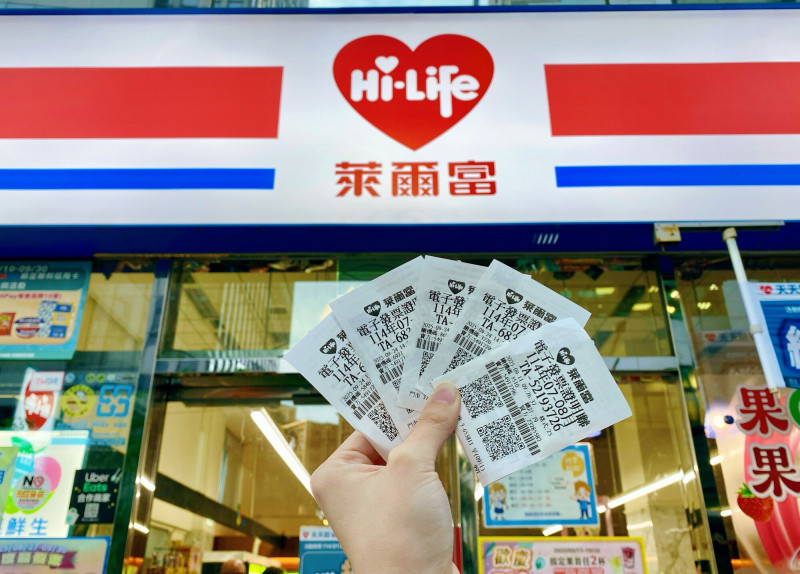 萊爾富「平鎮豐收店」的幸運兒僅花62元，成為統一發票1000萬元大獎得主。（萊爾富提供）