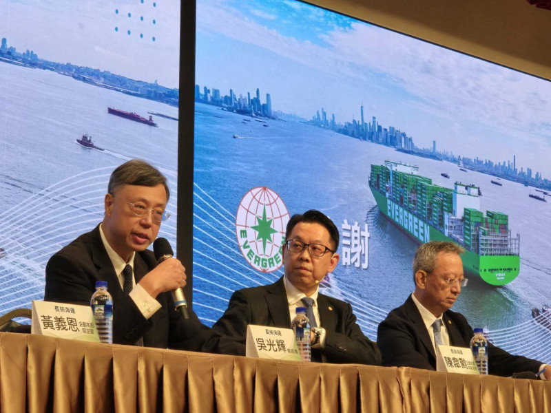 長榮海運總經理吳光輝（左一）對第四季謹慎樂觀。（記者王憶紅攝）