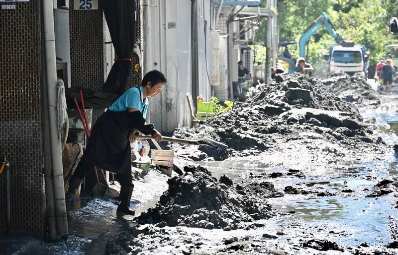 花蓮馬太鞍溪堰塞湖23日溢流，大水沖進光復鄉致災，市區滿目瘡痍，當地居民25日持續整理家園。（記者羅沛德攝）