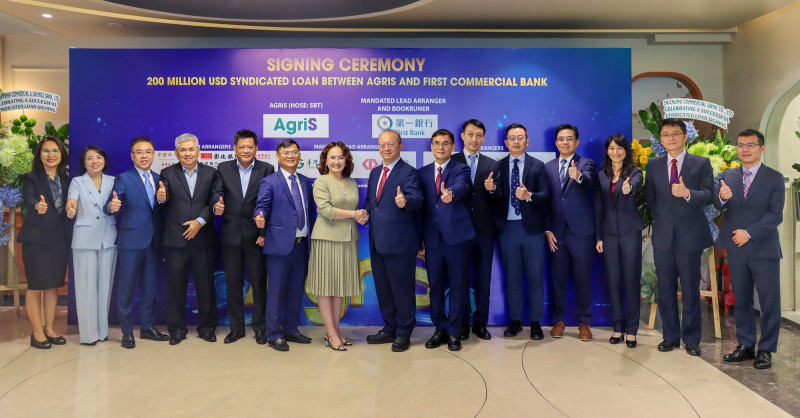 第一銀行主辦越南最大糖廠「成成功邊和」2億美元聯貸,一銀總經理周朝崇(中)及成成功邊和董事長鄧黃憶媚(左7)合影。(一銀提供)