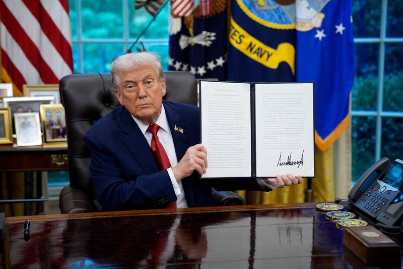 美國總統川普週四（25日）簽署行政命令批准TikTok交易。（彭博）