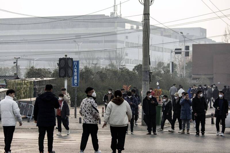非營利組織中國勞工觀察25日公布報告,直指富士康公司鄭州工廠的工作條件惡劣。圖為富士康鄭州廠。(彭博資料照)
