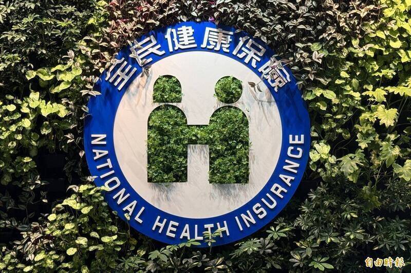 最低工資調漲,健保的投保金額級距也將連動修正,衛福部估算,全台約有790萬人受影響,平均每人每月將多繳18元。(資料照)