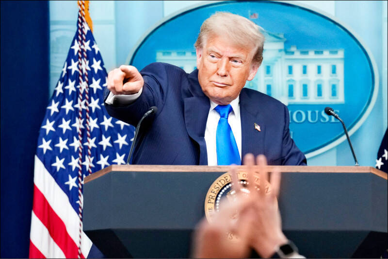 美企財務長稱，今年各自公司漲價幅度中約有3分之1源自川普的關稅措施。（美聯社）