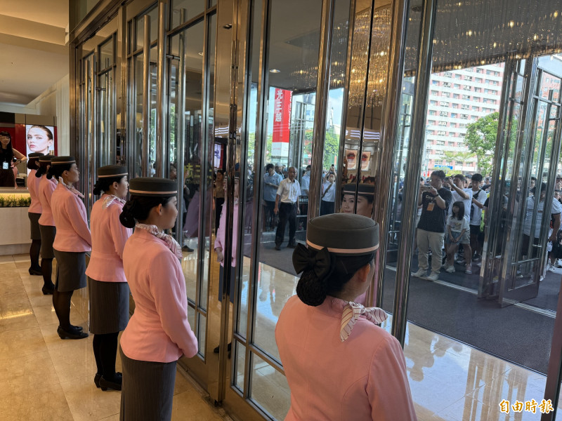 新光三越台中店今日復業，一早就出現大批消費者排隊等候進場。（記者卓怡君攝）