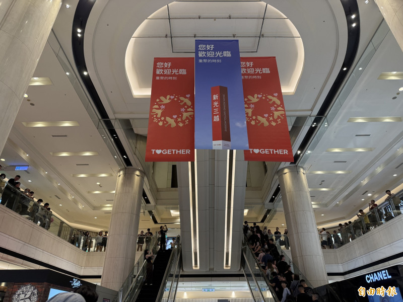 新光三越台中店今日復業。（記者卓怡君攝）
