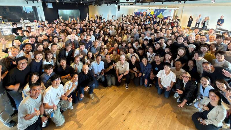 蘋果執行長庫克與日本團隊合影。(圖取自Tim Cook X帳號)