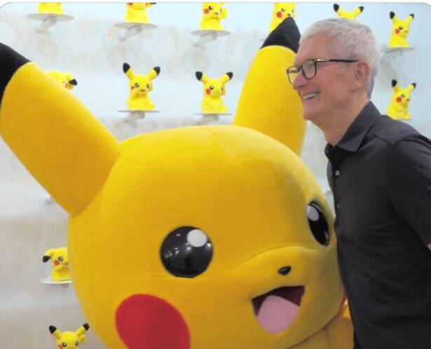 蘋果執行長庫克(Tim Cook)率團訪問日本,他曬出與超人氣寶可夢角色皮卡丘合影畫面。(圖取自Tim Cook X帳號)