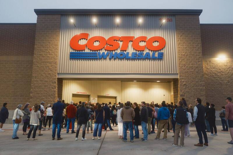 今年以來美式賣場好市多（Costco）在美國進行了幾項重大的調整。圖為排隊等候進場的Costco會員。（彭博）