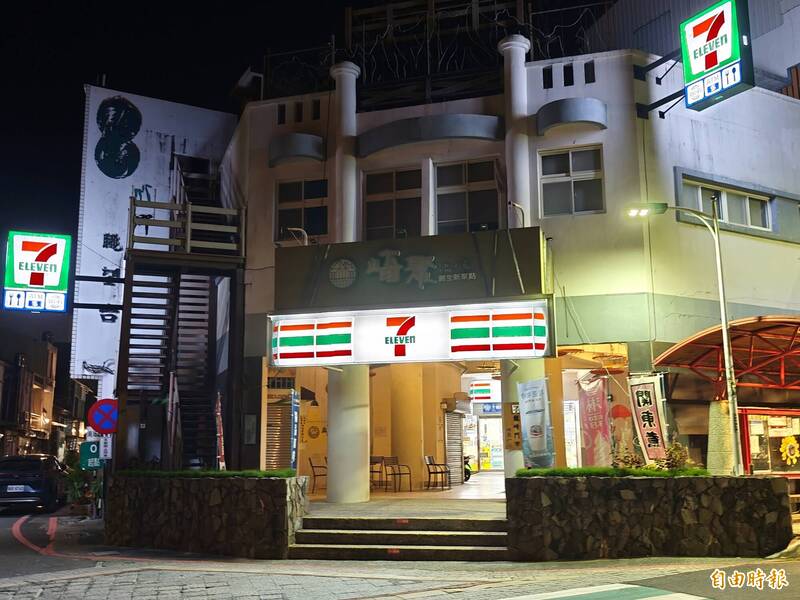 位於龍崎本部落舊公有市場內的7-ELEVEN，2023年11月正式開幕，消費群以在地人居多。（記者吳俊鋒攝）