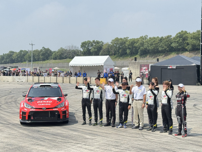 日本豐田（TOYOTA）汽車會長豐田章男，率領ROOKIE Racing車隊來台演出。（記者楊雅民攝）