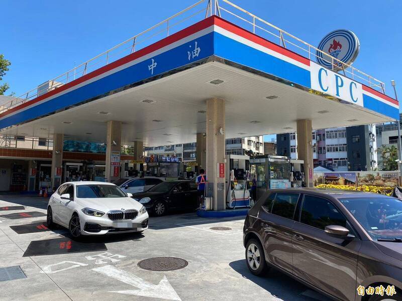 明（29）日凌晨零時起，汽油價格不調整、柴油調降0.1元。（示意圖，資料照）