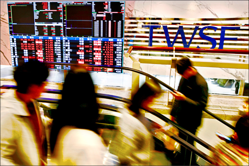 美股、台股持續創新高，投資人可適度提高債券投資比重。（歐新社）