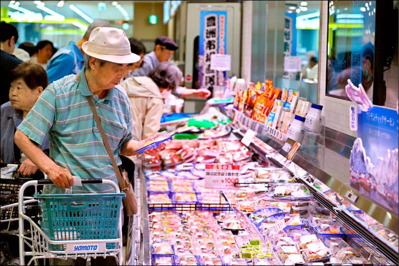 日本8月核心CPI上漲2.7%，加上美國重啟寬鬆、科技股表現強勁，帶動日股近來頻創新高。（彭博）
