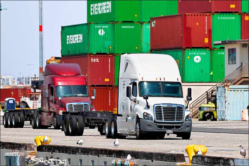 台美關稅談判與美國「232條款」尚未明朗，台灣製造業景氣恐將連續第四個月陷入緊縮。（法新社）