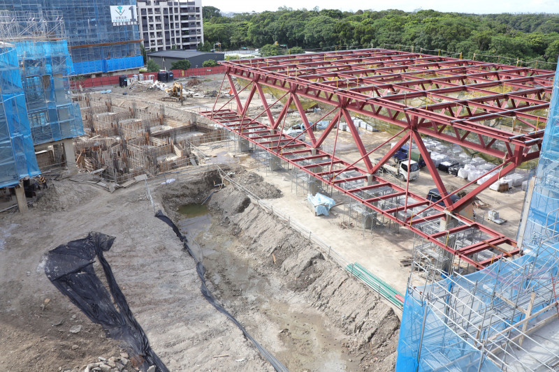 新北市工務局宣布，自9月30日起，針對2023年1月1日至2025年12月31日期間已取得且仍有效的建造執照或雜項執照，自動延長建築期限2年，無須另行申請，協助業者穩健推動工程進度；圖為林口南勢國中的工地示意照。（記者羅國嘉攝）