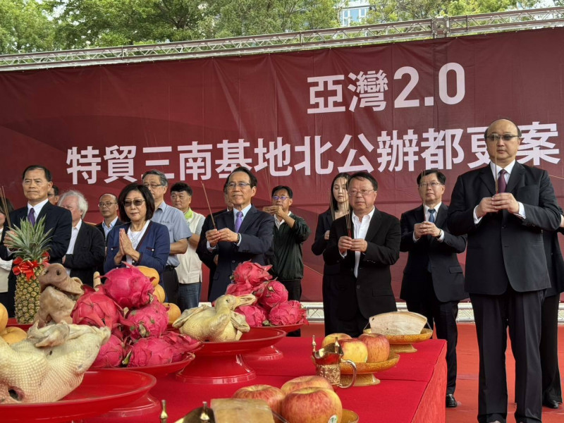 高雄特貿三的南之北基地正式動土，前排右二為國揚集團創辦人侯西峰、右三為副市長林欽榮。（記者葛祐豪翻攝）