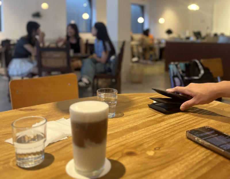 中央大學台灣經濟發展研究中心今發布9月消費者信心指數（CCI）調查，總指數為64.69點，較上月上升1.38 點。（記者廖家寧攝）