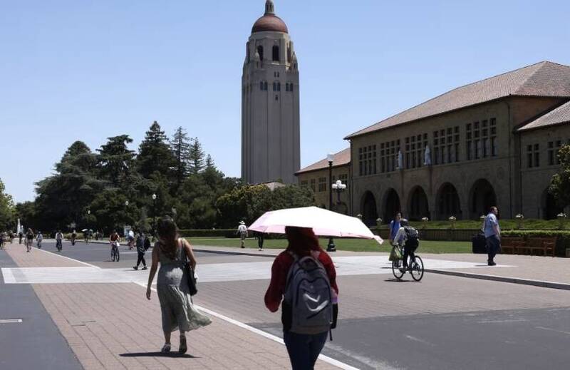 史丹佛大學（見圖）位居美國最佳大學榜首，排名第2是巴布森學院。耶魯大學、普林斯頓大學和哈佛大學分別名列第3、第4和第5。（彭博）