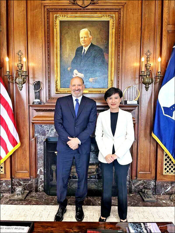 行政院副院長鄭麗君率領包括經濟部代表在內的談判團隊,剛結束9月底在美國華府與美方進行的第五輪實體磋商,並返抵台灣。(資料照,行政院提供)