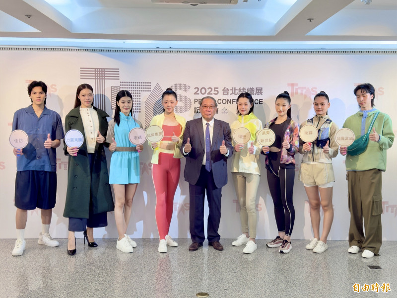 紡拓會今天舉辦台北紡織展展前記者會，秘書長黃偉基（左5）強調，台灣紡織業須靠創新突圍。（記者方韋傑攝）