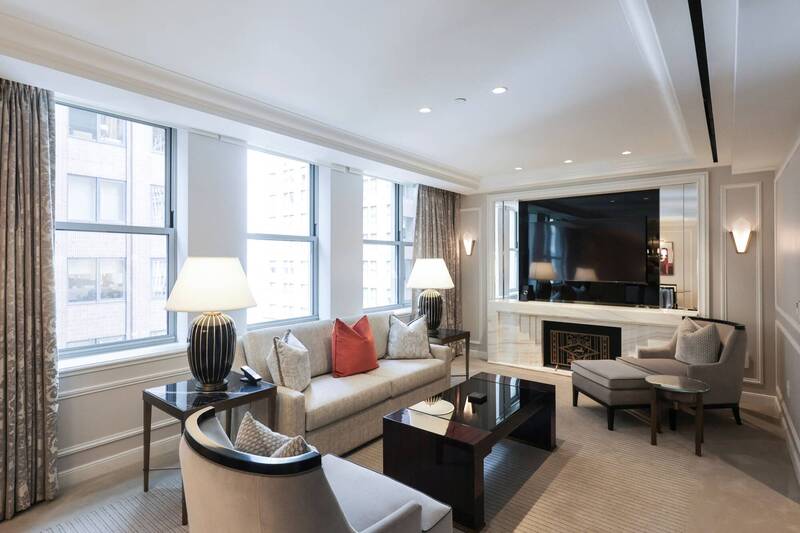 紐約華爾道夫飯店將在今年底全面重新開幕，圖為翻修完成後的單人套房。（路透）