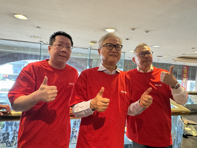 新光三越董事長吳東昇（中）、副董事長兼總經理吳昕陽（右）、執行副總吳昕昌（左）齊聚為南西店週年慶打氣。（記者卓怡君攝）