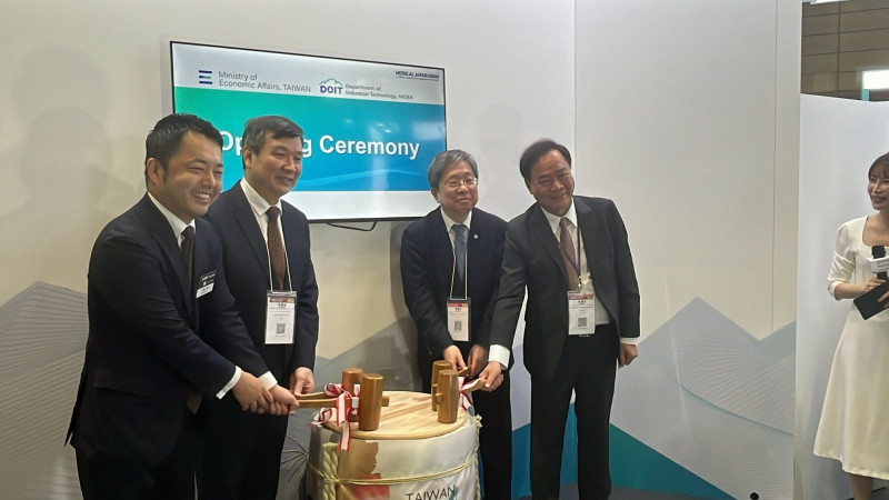 2025年日本東京國際醫療展，臺灣創新技術專館開幕。左起Medical Japan展會事務局局長 矢島大地、駐日代表李逸洋、工研院生醫所所長莊曜宇、醫材公會理事長李永川。（圖:醫材公會提供）
