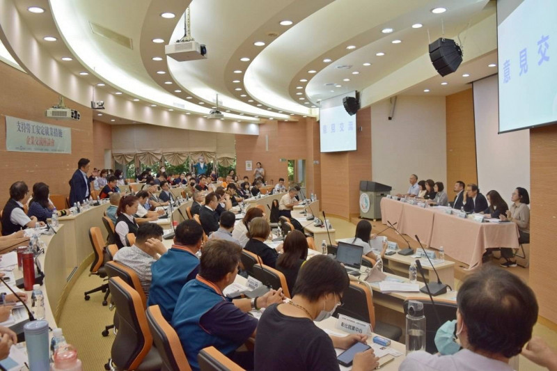 勞動部昨日於發展署中彰投分署,舉行首場「支持勞工安定就業措施企業交流座談會」。(勞動部提供)