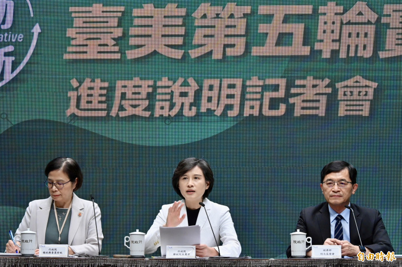行政院2日院會後第二場記者會「臺美第五輪實體磋商進度說明」,由鄭麗君副院長(中)、行政院經貿辦總談判代表楊珍妮政務委員(左)、經濟部何晉滄次長(右)出席。(記者叢昌瑾攝)