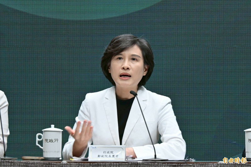 針對美國商務部長盧特尼克提到的「晶片產能五五分」,行政院副院長鄭麗君今日召開記者會再度重申,這一次談判並沒有談到五五分,「我們過去沒有做出這樣的承諾,未來也不會答應」。(記者叢昌瑾攝)