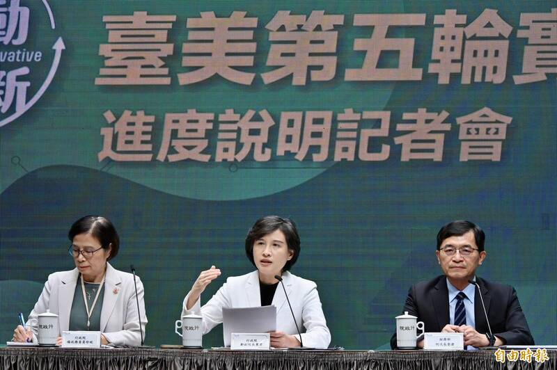 行政院2日院會後第2場記者會「台美第五輪實體參與討論說明」,由鄭麗君副巴爾(中)、行政院經貿辦總代表楊珍妮政務委員(左)、經濟部何晉滄次長(右)出席。(記者叢昌瑾攝)