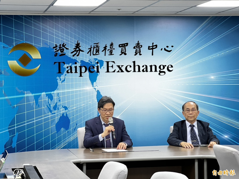 長聖今召開重大訊息記者會，宣布增發新股換股納入聖展生技。圖左為長聖董事長劉銖淇、右為總經理黃文良。（記者陳永吉攝）