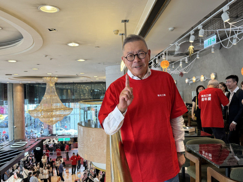 新光三越副董事長兼總經理吳昕陽，今日一早就到台北南西店為員工加油。（記者卓怡君攝）