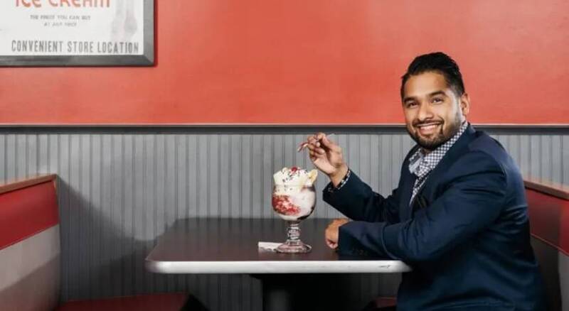 37歲的科利（Amol Kohli）花了22年的時間，買下曾任職的連鎖餐飲品牌。（翻攝自網路）