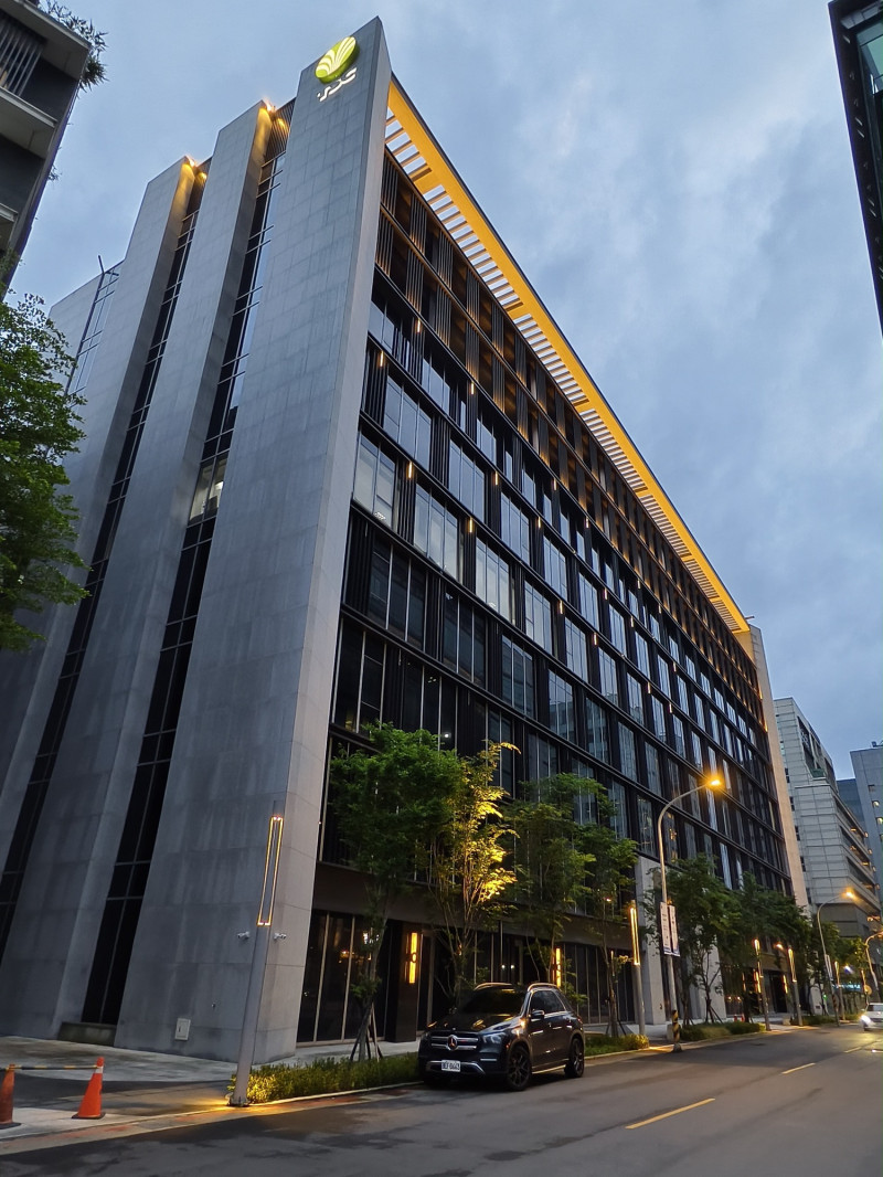 崇越總部大樓昨啟用前經濟部長郭智輝現身「獻詩」 - 自由財經