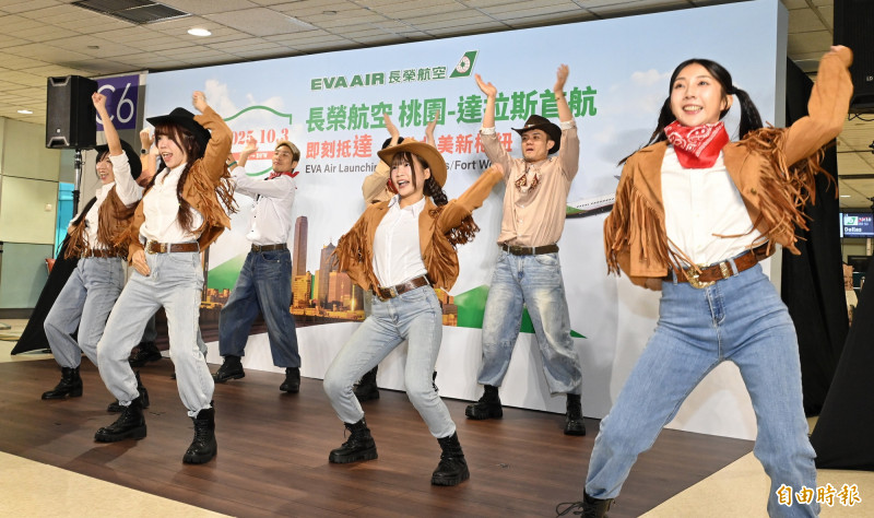 首航儀式安排牛仔熱舞表演，讓搭乘首航班的旅客在登機前感受德州魅力。（記者劉信德攝）