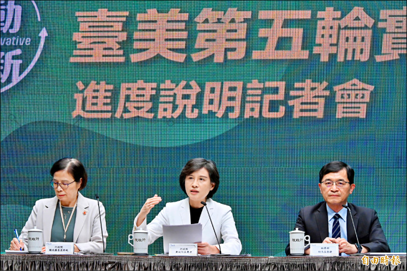 行政院副院長鄭麗君（中）昨天再度重申，「台灣從來沒有承諾過，未來更不會答應這個條件」。左為行政院經貿辦總談判代表楊珍妮政務委員、右為經濟部次長何晉滄。（記者叢昌瑾攝）