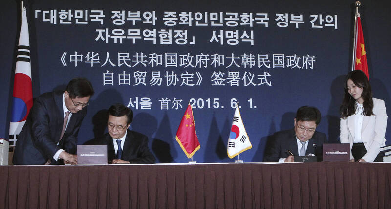 中國是南韓最大貿易夥伴,2015年簽署的中韓自由貿易協定(FTA),更加深了南韓在經濟上對中國的依賴。(美聯社)
