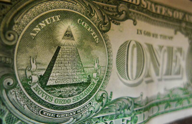 1美元背面的未封頂的金字塔，頂端懸有全視之眼（Eye of Providence），象徵神意庇佑與國家尚未完成的建設。（法新資料照）