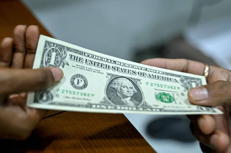 對一般人而言，1美元可能是買1杯咖啡或付停車費的零錢。（法新資料照）