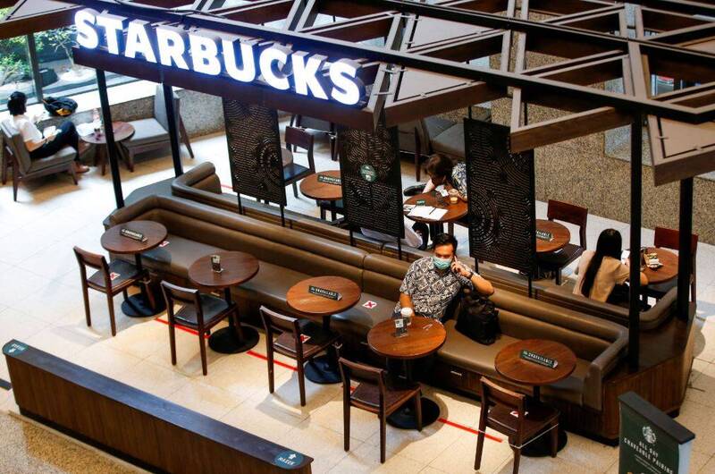 星巴克執行長尼柯爾提出「重返星巴克」計劃，將全面改革星巴克美國門市，嘗試挽回品牌體驗優勢。（路透）