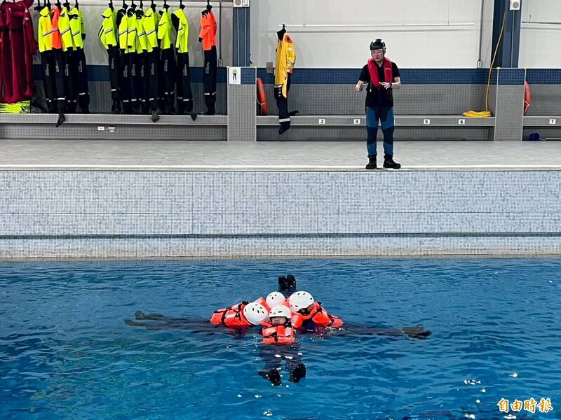 海上求生訓練，每兩年要回訓一次。（記者林菁樺攝）