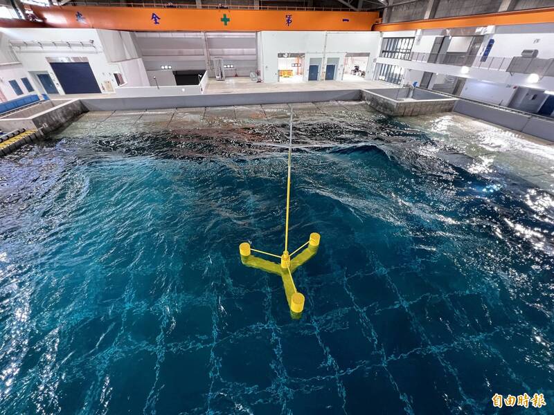 離岸風機平台透過縮尺方式模擬。（記者林菁樺攝）