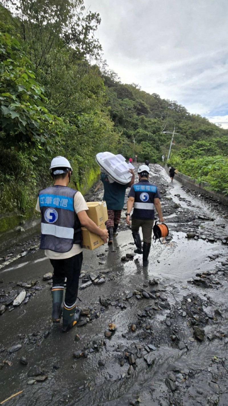 台東海端鄉霧鹿、利稻村因道路中斷成孤島,中華電信工程團隊扛著低軌衛星OneWeb設備。(中華電信提供)